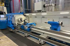 Drehmaschine in Produktionshalle